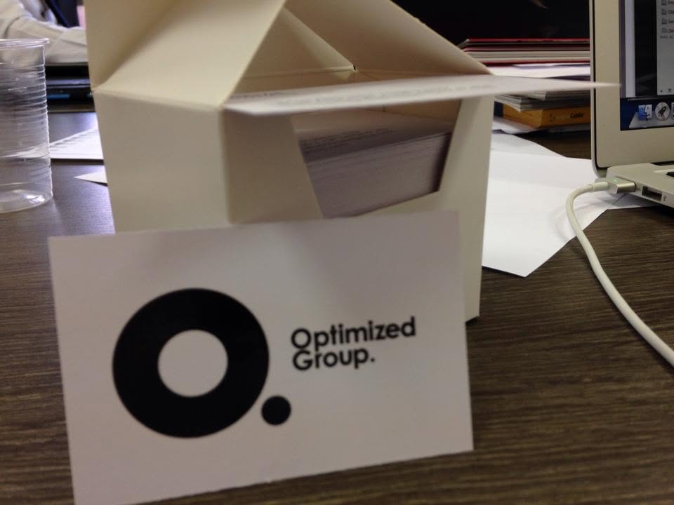 Optimized Group visitkort på skrivbord i Milano